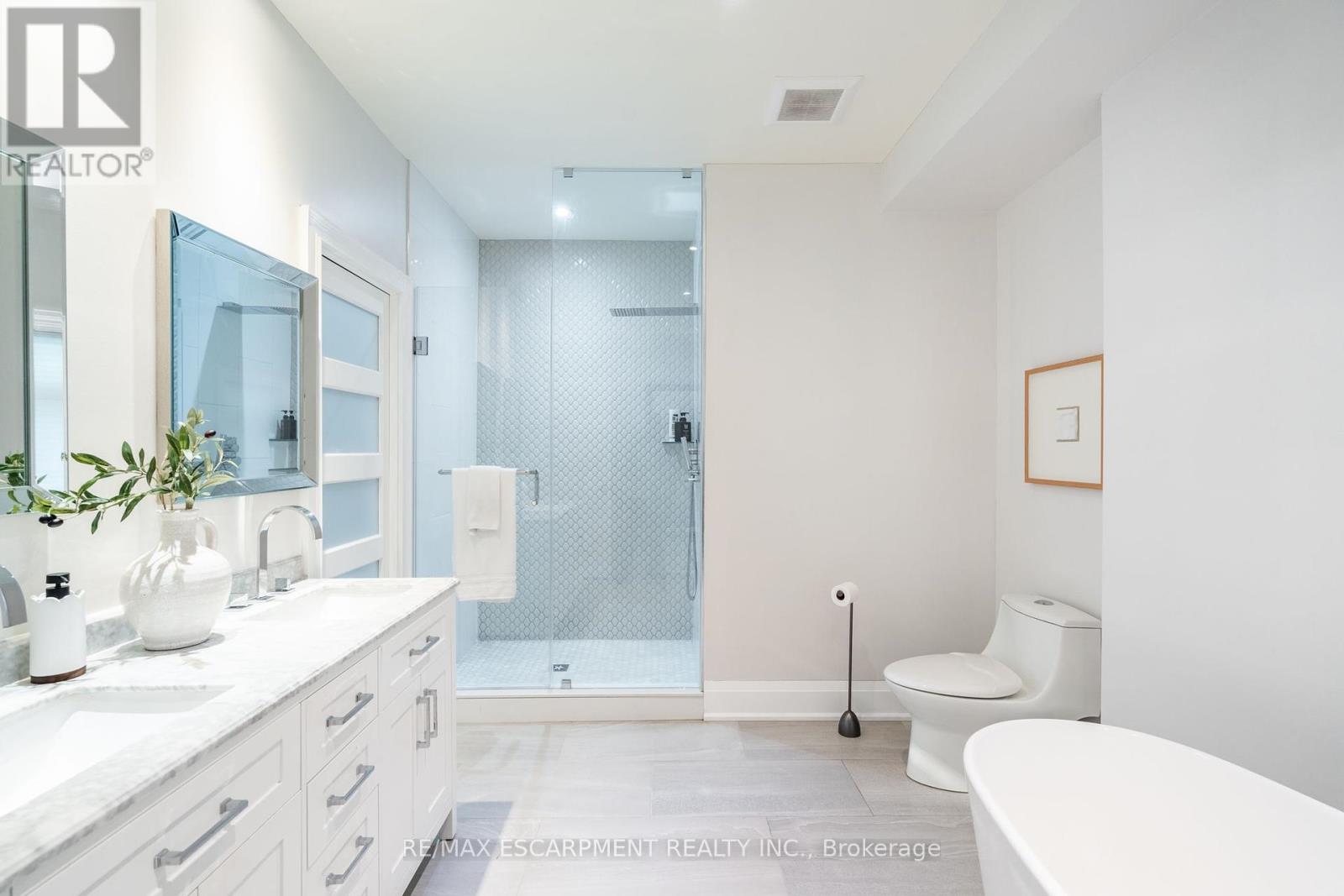 Photo 15 of 6618 Carriage Trail, Burlington ON