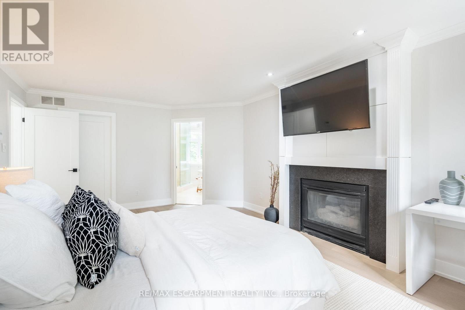 Photo 17 of 6618 Carriage Trail, Burlington ON