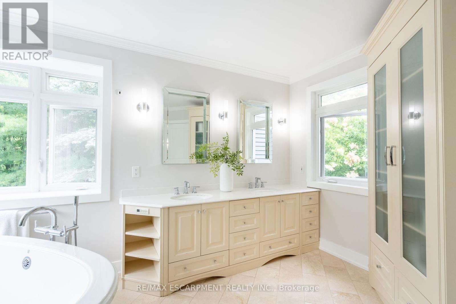 Photo 18 of 6618 Carriage Trail, Burlington ON