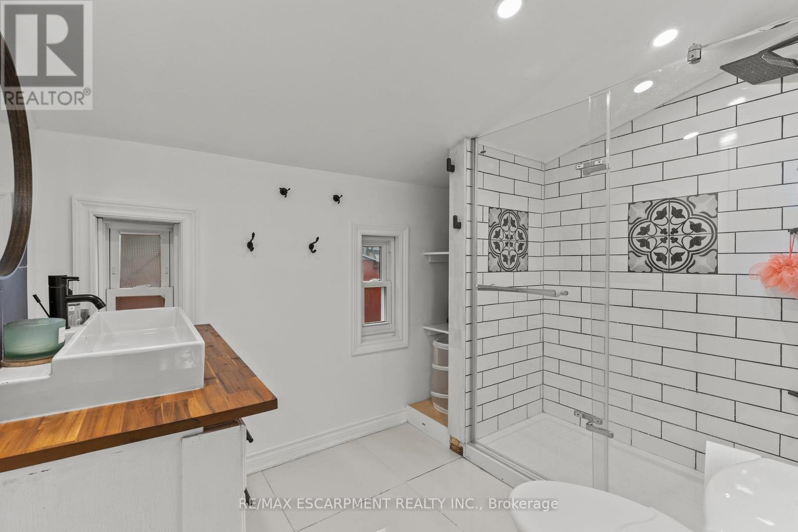 Photo 1 of 4774 Saint Clair Avenue, Niagara Falls ON