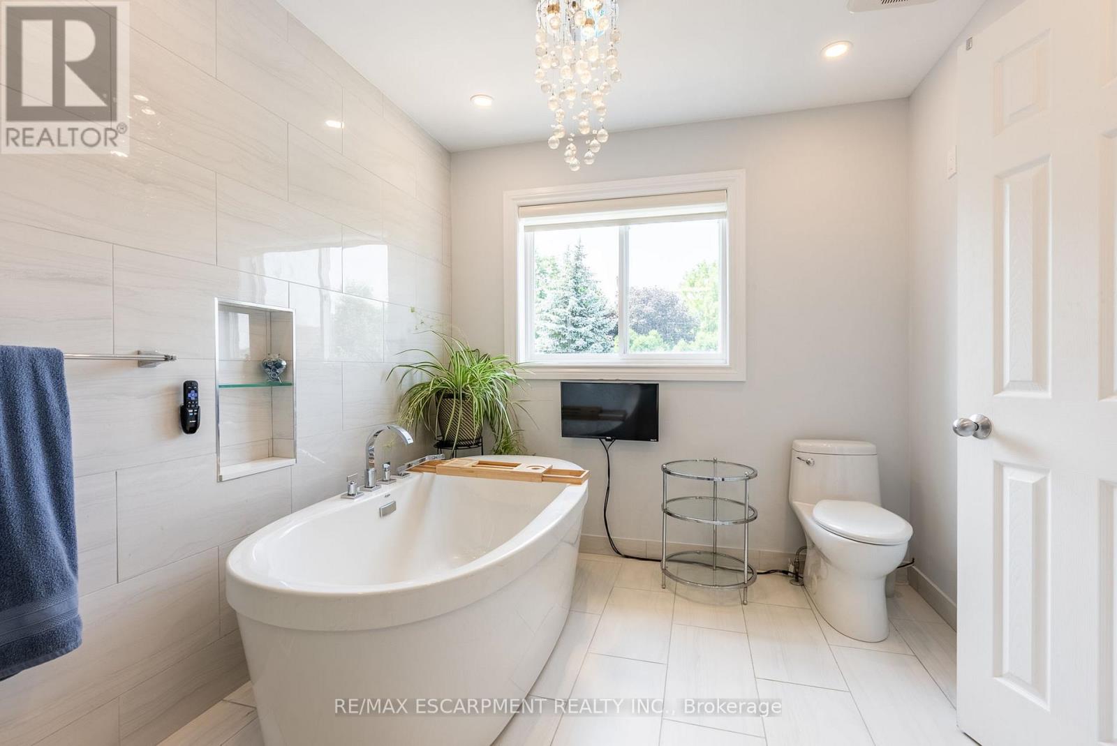 Photo 5 of 40 Premier Road, Hamilton ON