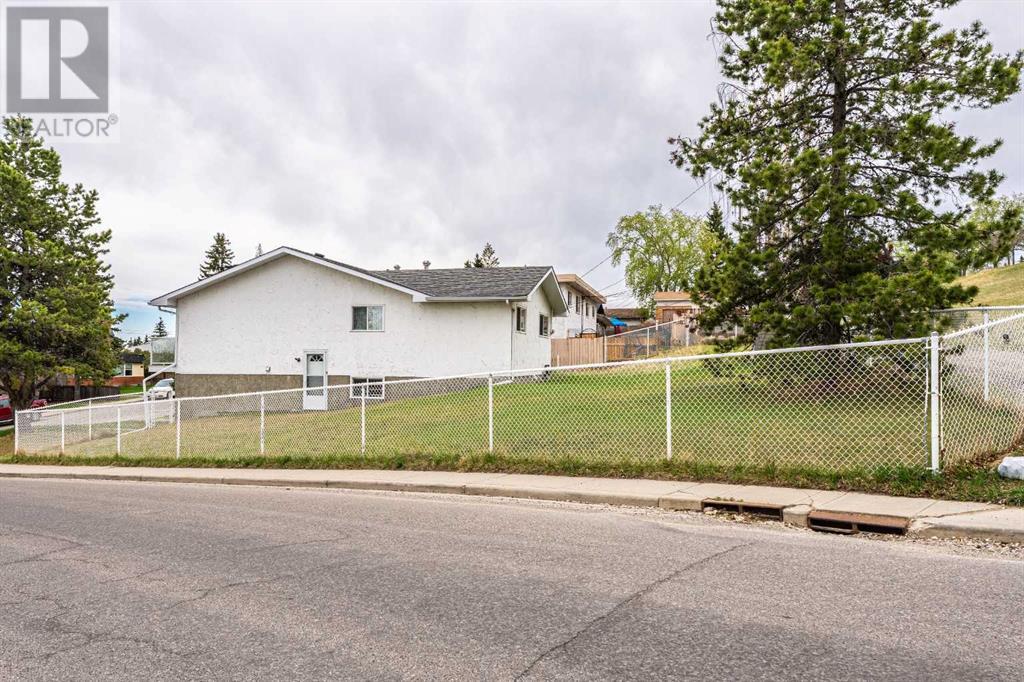 Multi-family House Bi-level for Sale in  Tavender Road NW Thorncliffe Calgary 