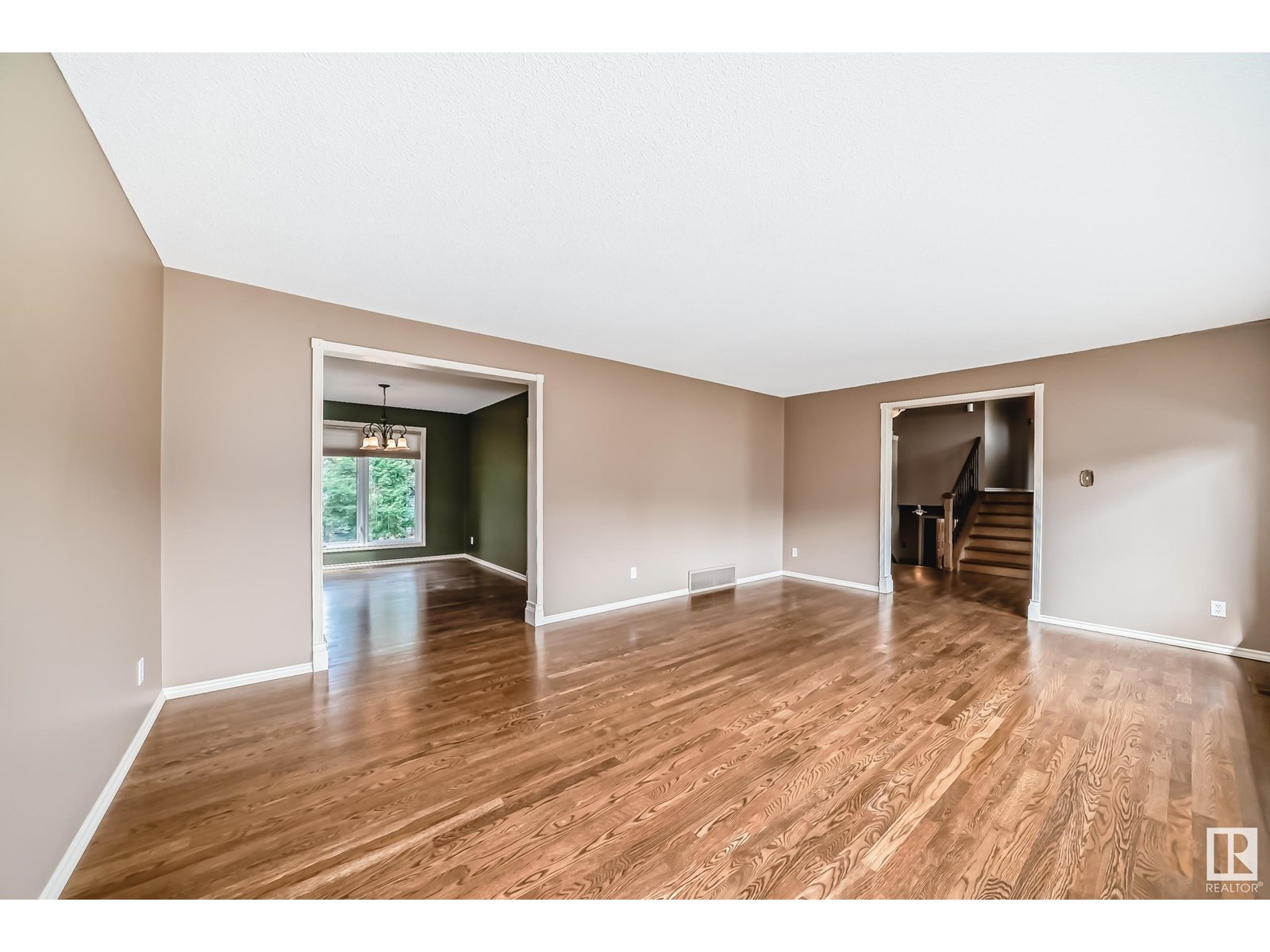 Photo 9 of 114 Fairway Dr Nw, Edmonton AB