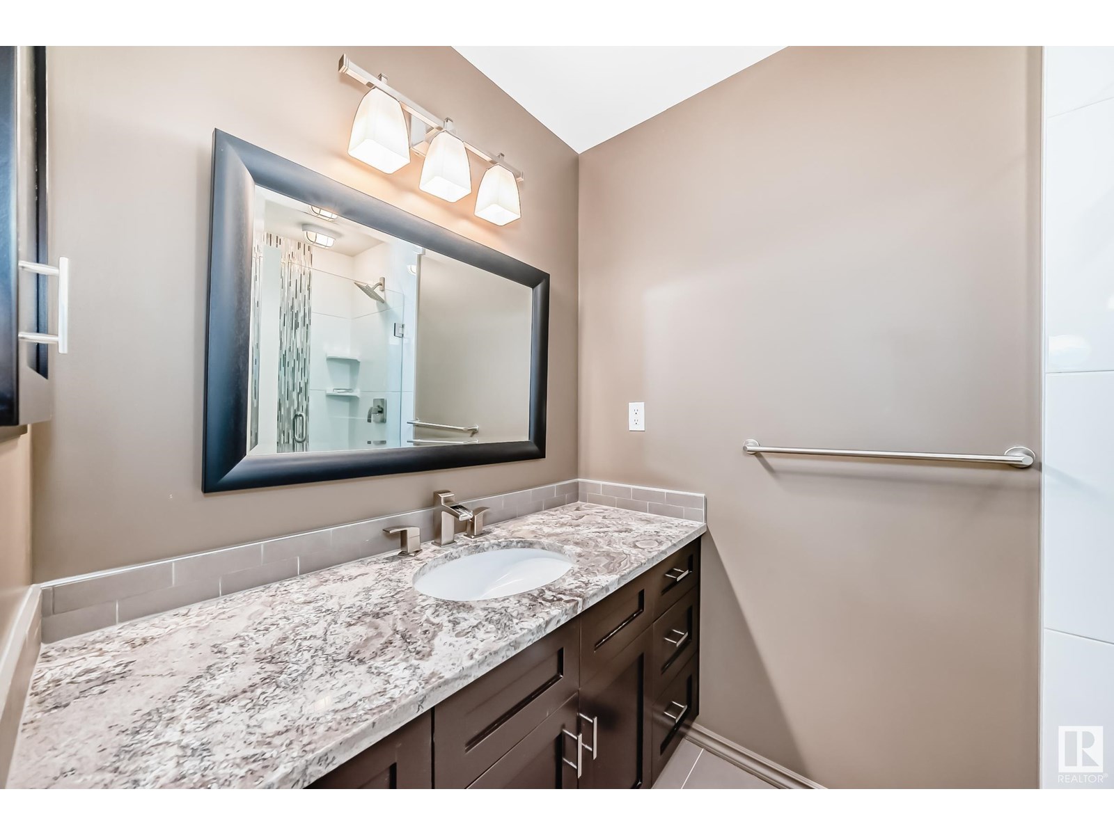 Photo 22 of 114 Fairway Dr Nw, Edmonton AB