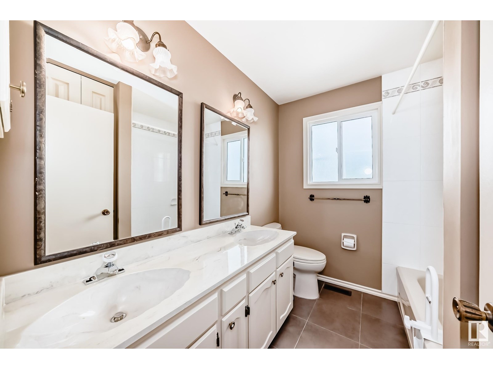 Photo 32 of 114 Fairway Dr Nw, Edmonton AB