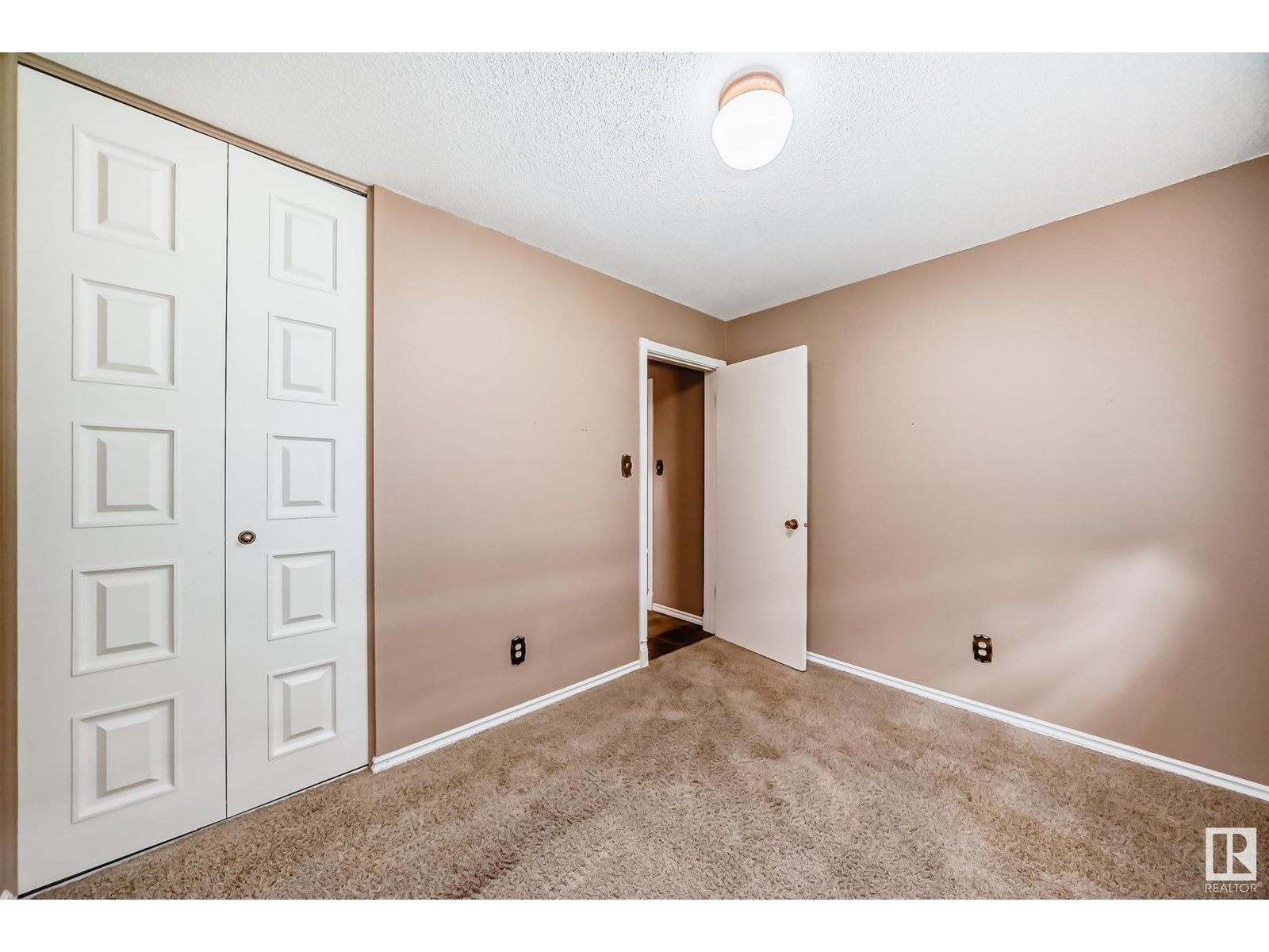 Photo 15 of 114 Fairway Dr Nw, Edmonton AB