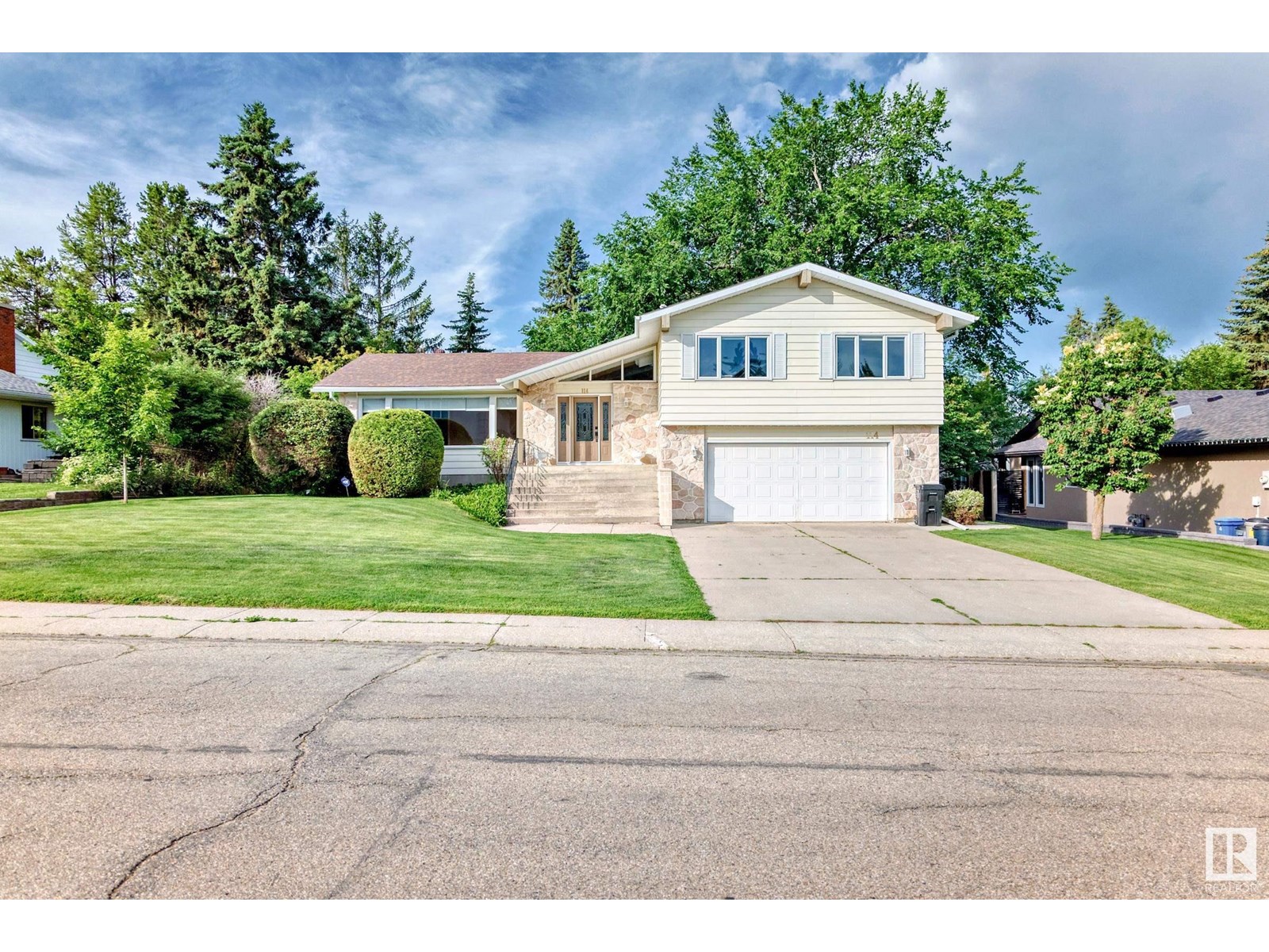 Photo 4 of 114 Fairway Dr Nw, Edmonton AB