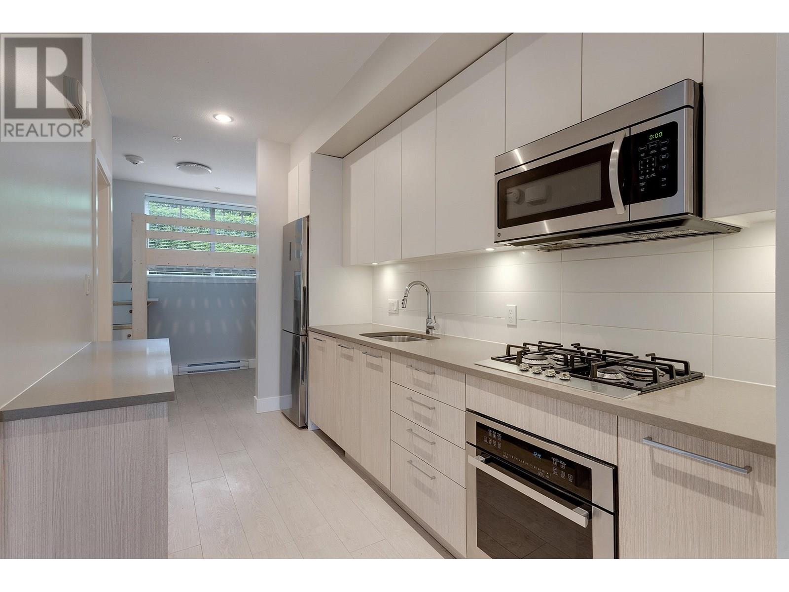 Photo 8 of 13 5152 Canada Way, Burnaby BC