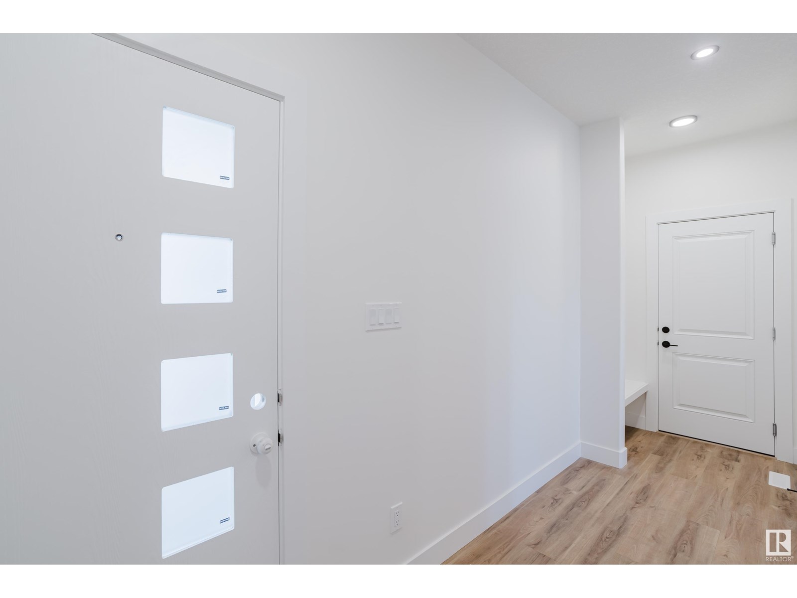 Photo 3 of 18903 24 Av Nw, Edmonton AB