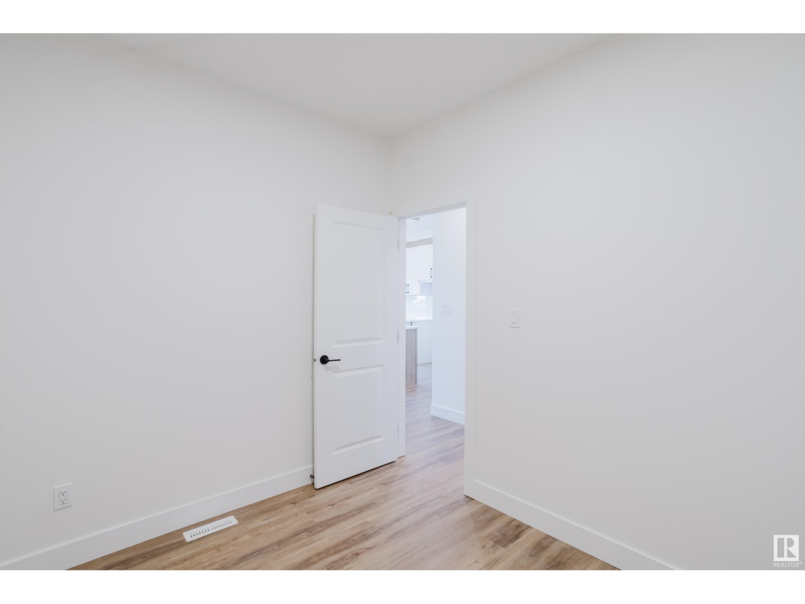 Photo 7 of 18903 24 Av Nw, Edmonton AB