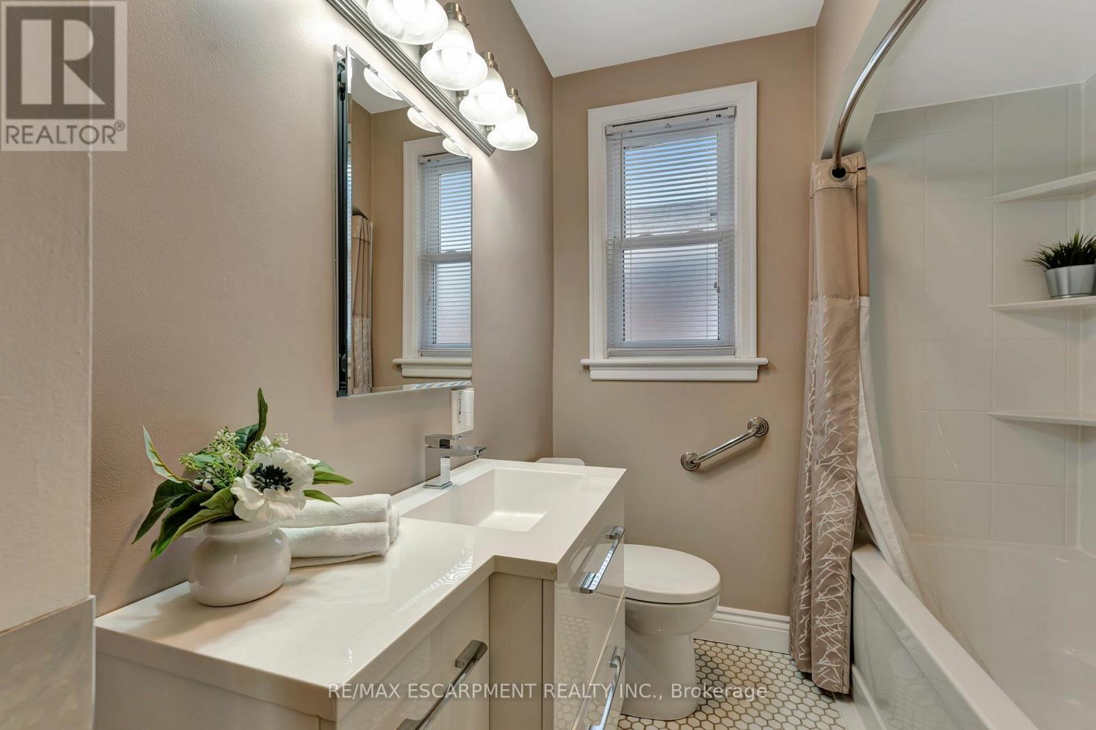 Photo 9 of 131 East 42nd Street, Hamilton ON
