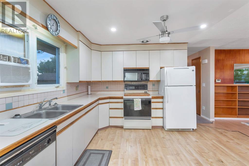 Single Family House Bungalow for Sale in   Street Parkdale Stettler 