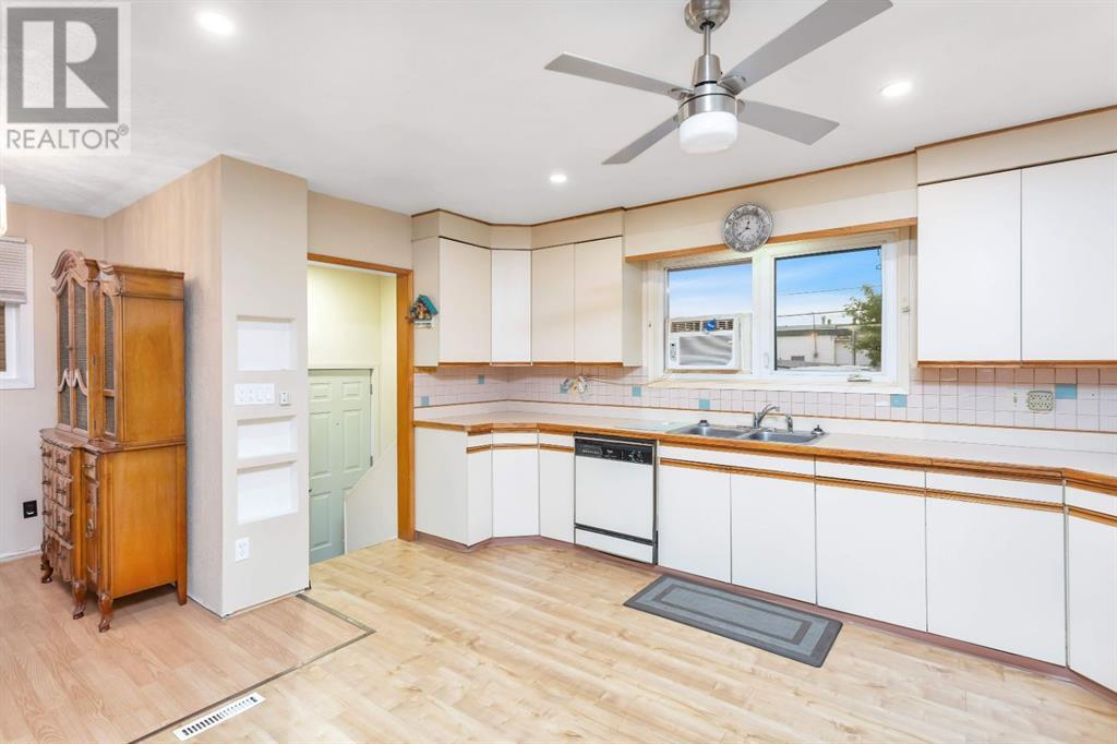 Single Family House Bungalow for Sale in   Street Parkdale Stettler 