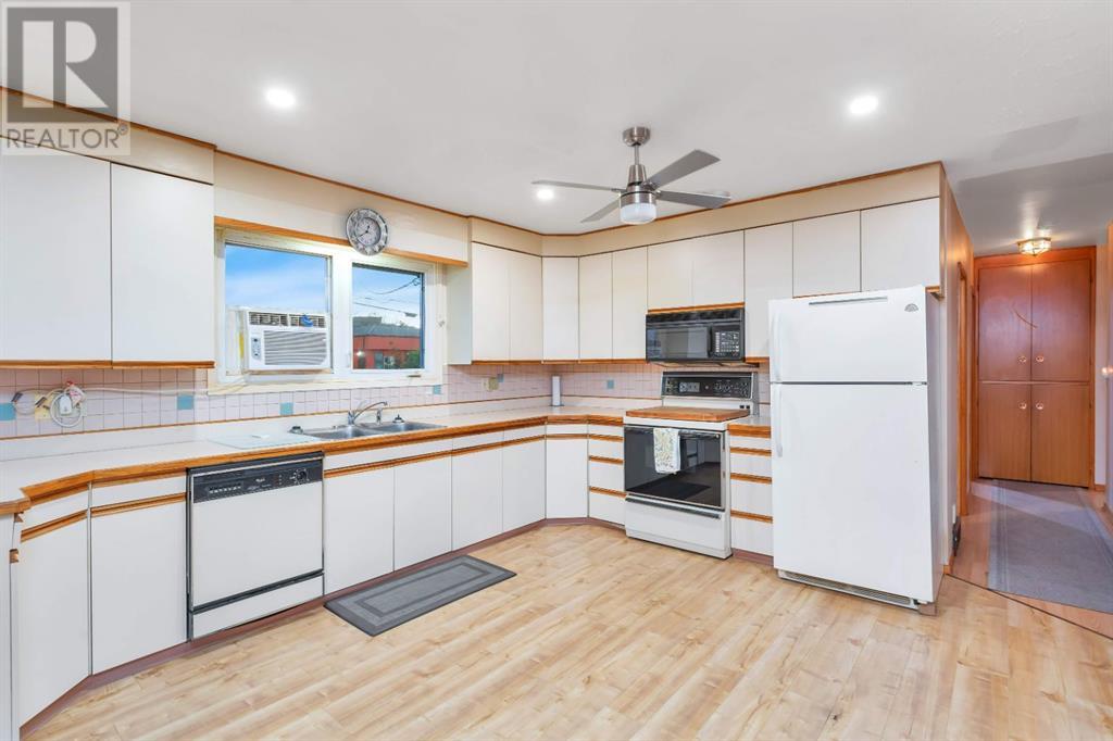 Single Family House Bungalow for Sale in   Street Parkdale Stettler 