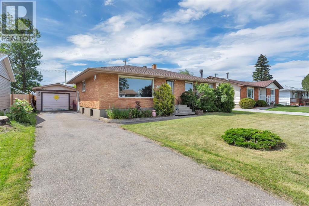 Single Family House Bungalow for Sale in   Street Parkdale Stettler 