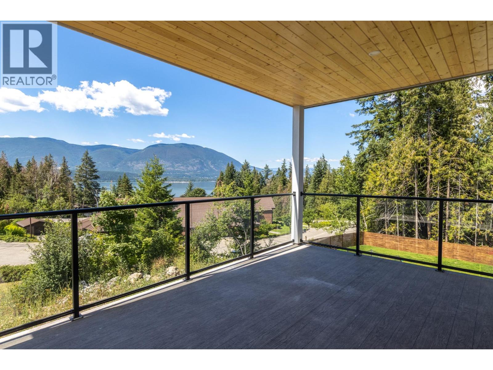 Photo 10 of 1401 21 Street Ne, Salmon Arm BC