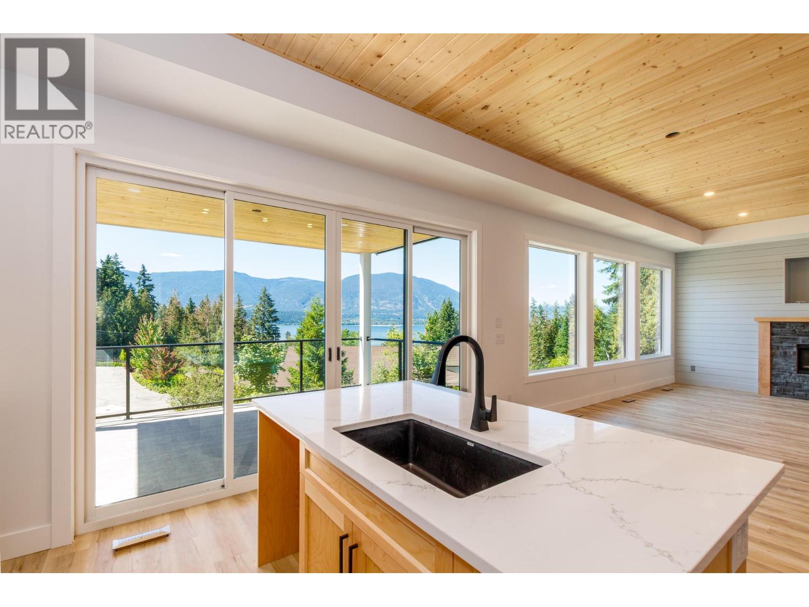 Photo 3 of 1401 21 Street Ne, Salmon Arm BC