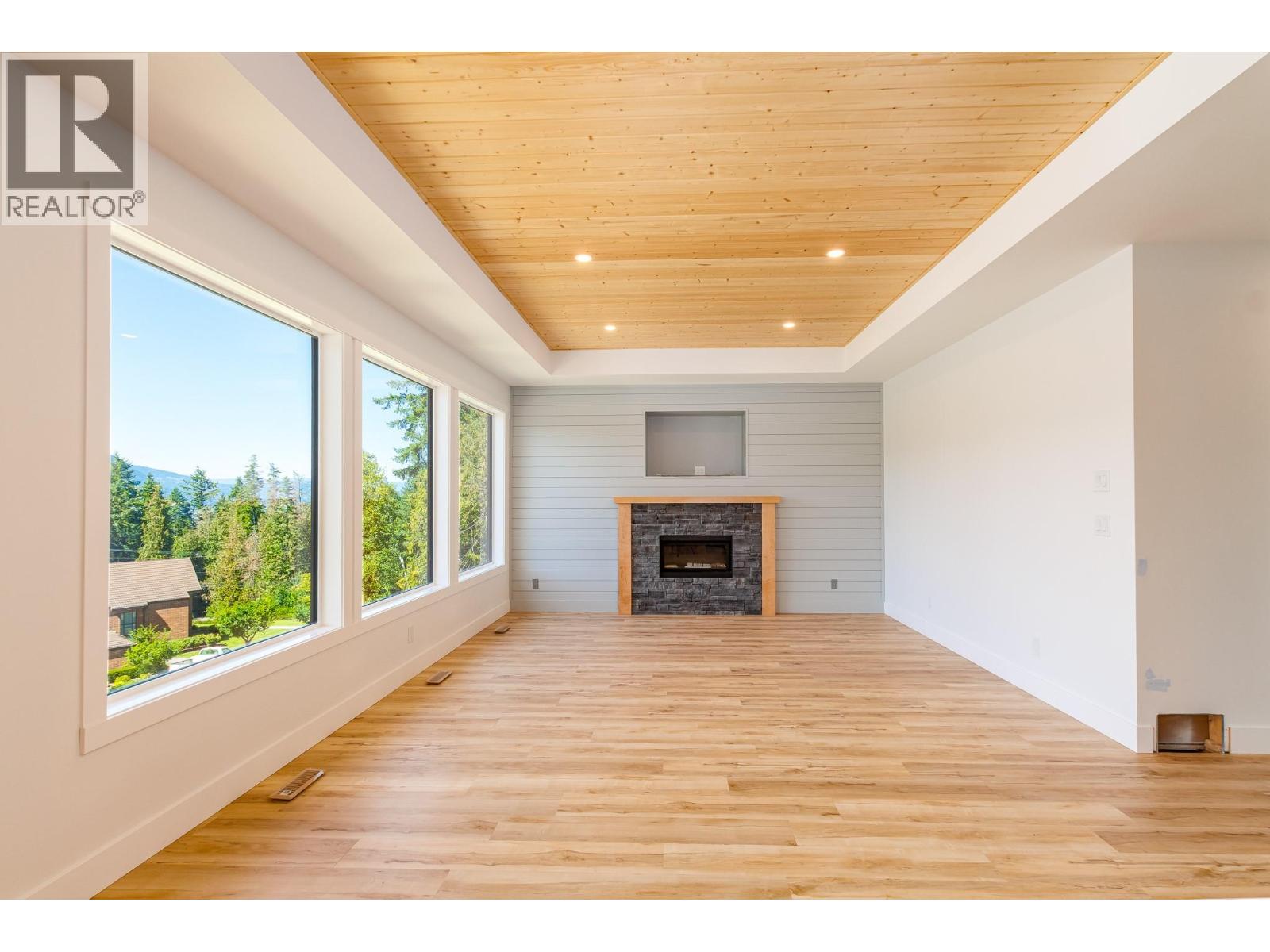 Photo 4 of 1401 21 Street Ne, Salmon Arm BC