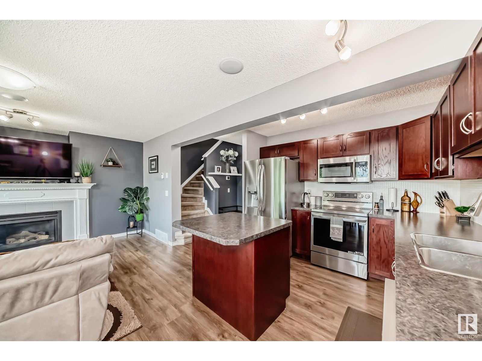Photo 9 of 1636 65 St Sw, Edmonton AB