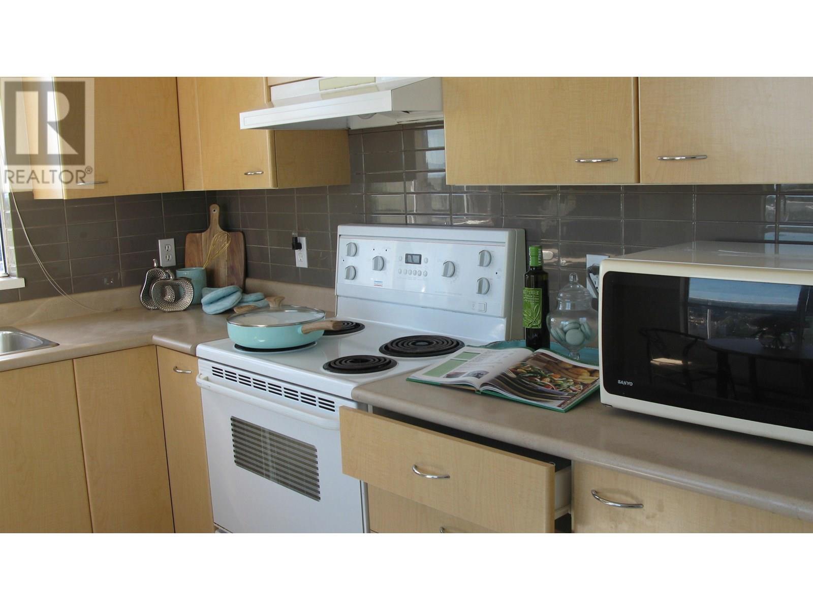 Photo 8 of 1302 7680 Granville Avenue, Richmond BC