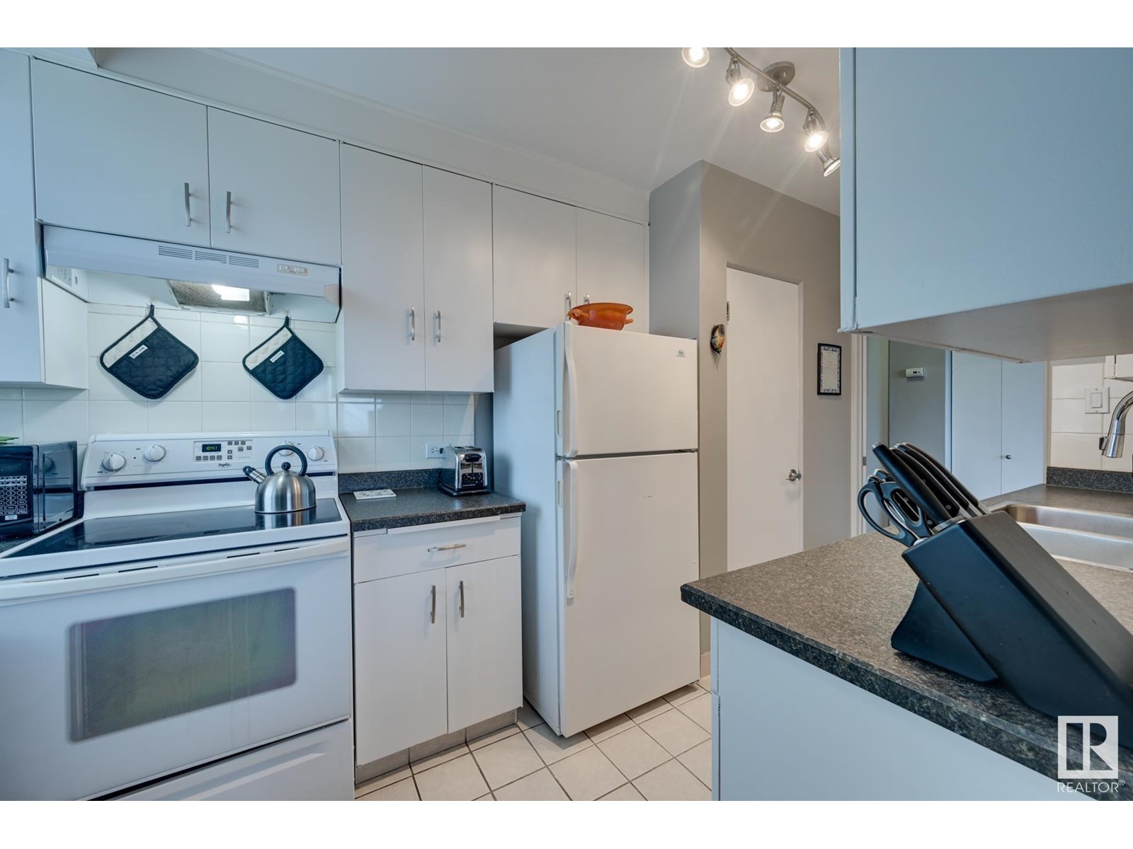 Photo 11 of 503 12207 Jasper Av Nw, Edmonton AB