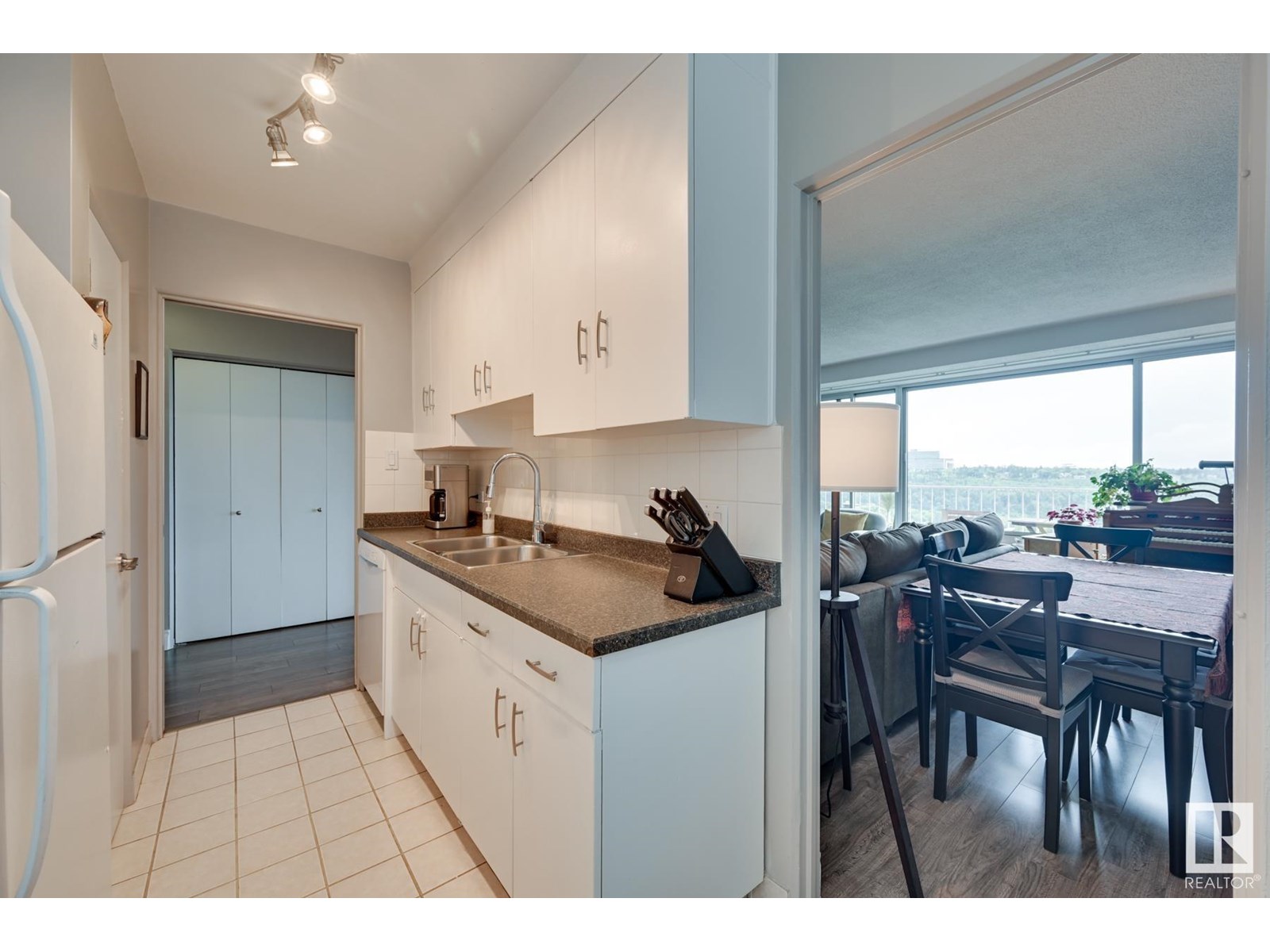 Photo 13 of 503 12207 Jasper Av Nw, Edmonton AB