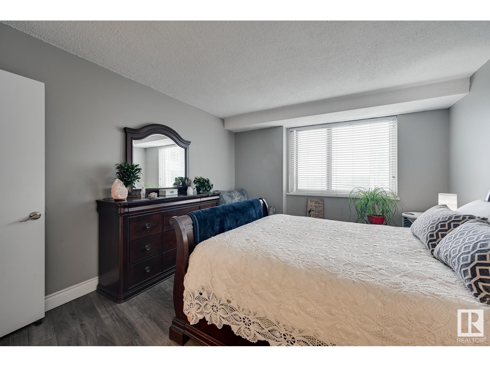 Photo 17 of 503 12207 Jasper Av Nw, Edmonton AB