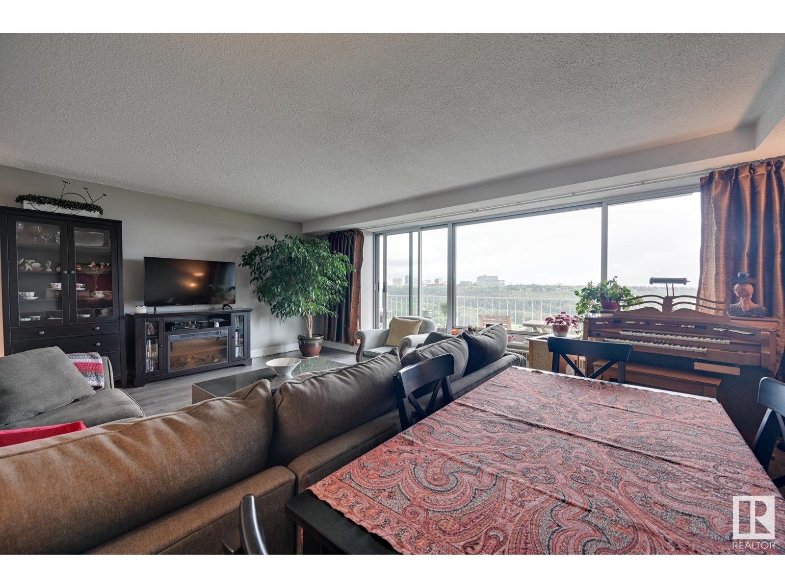 Photo 7 of 503 12207 Jasper Av Nw, Edmonton AB