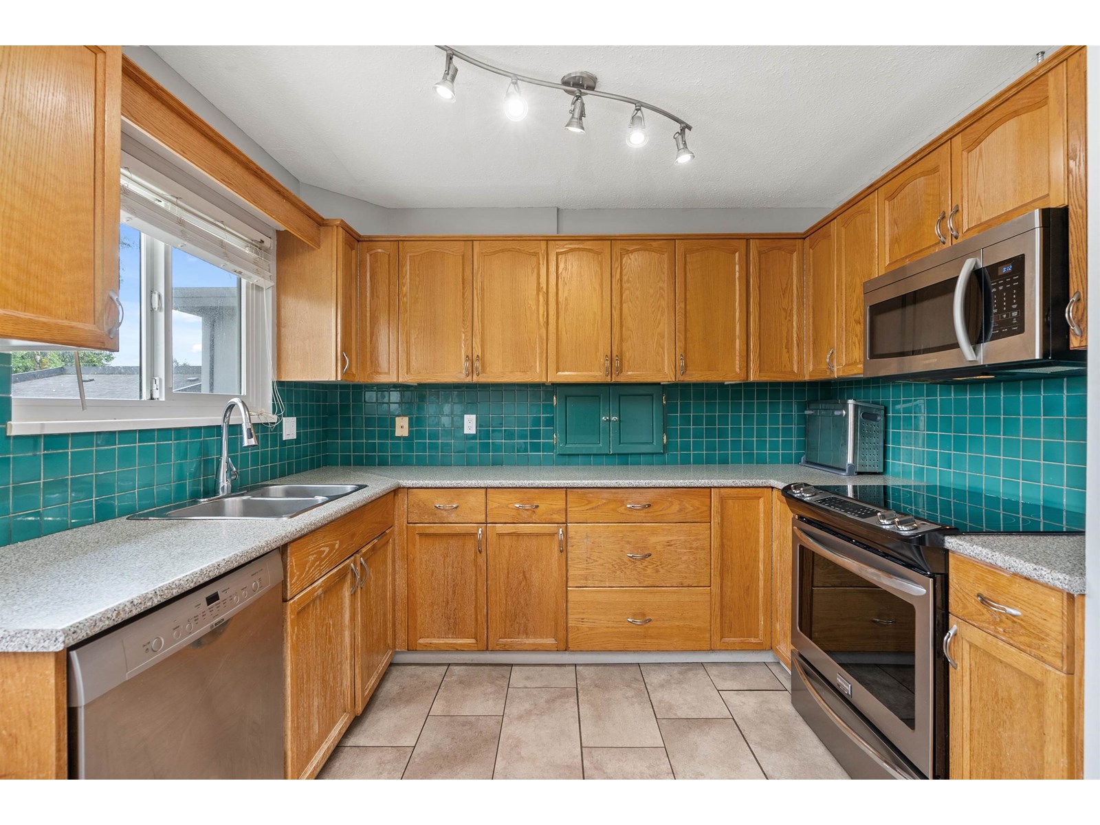 Photo 13 of 5840 184 Street, Surrey BC