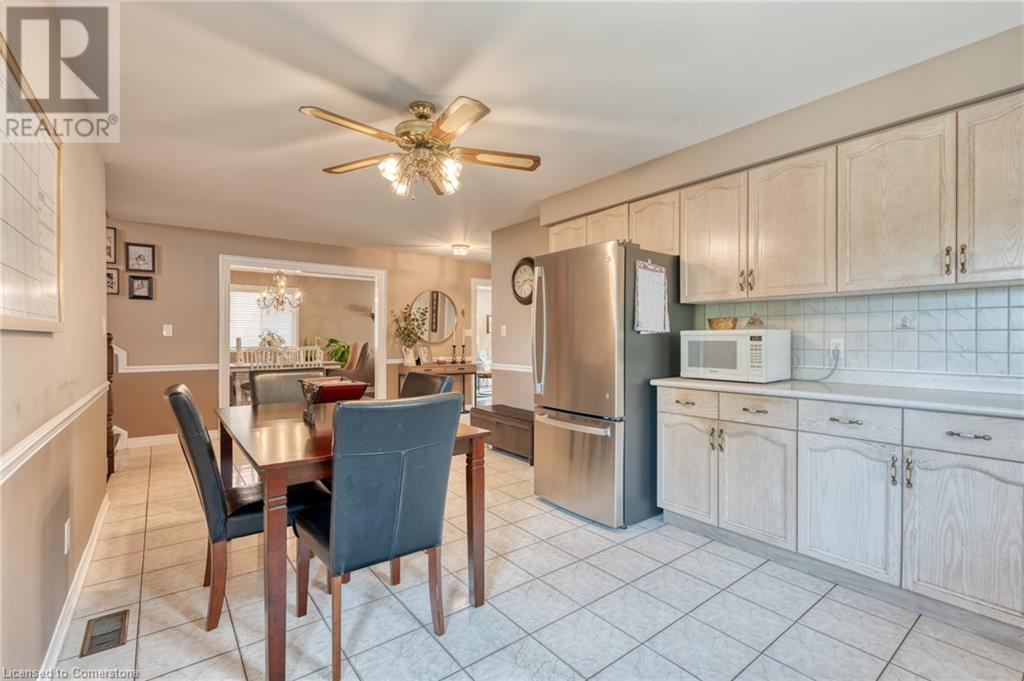 Photo 2 of 13 Loneoak Crescent, Stoney Creek ON