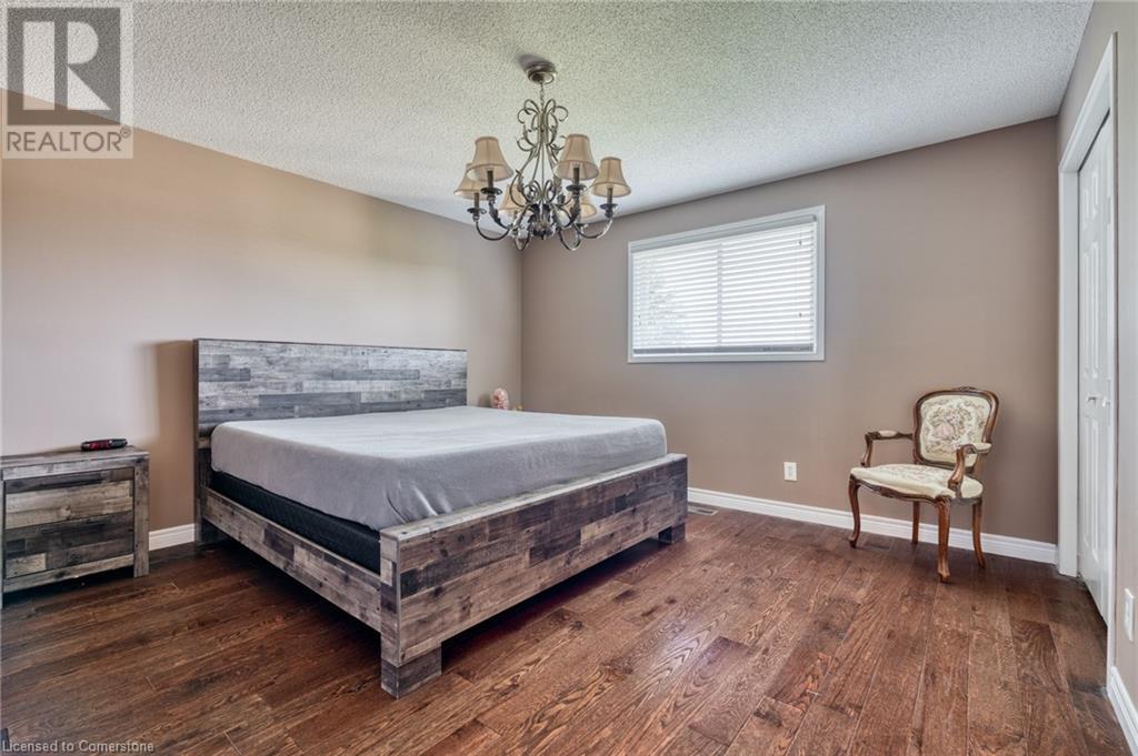Photo 6 of 13 Loneoak Crescent, Stoney Creek ON