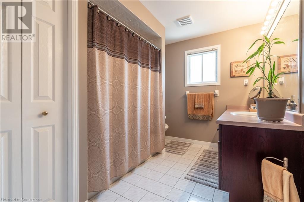 Photo 7 of 13 Loneoak Crescent, Stoney Creek ON