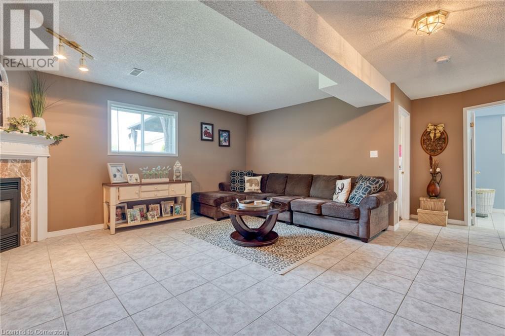 Photo 4 of 13 Loneoak Crescent, Stoney Creek ON