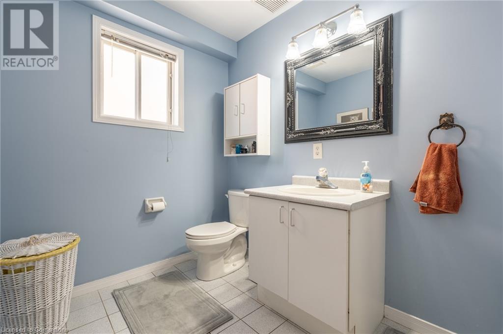 Photo 23 of 13 Loneoak Crescent, Stoney Creek ON