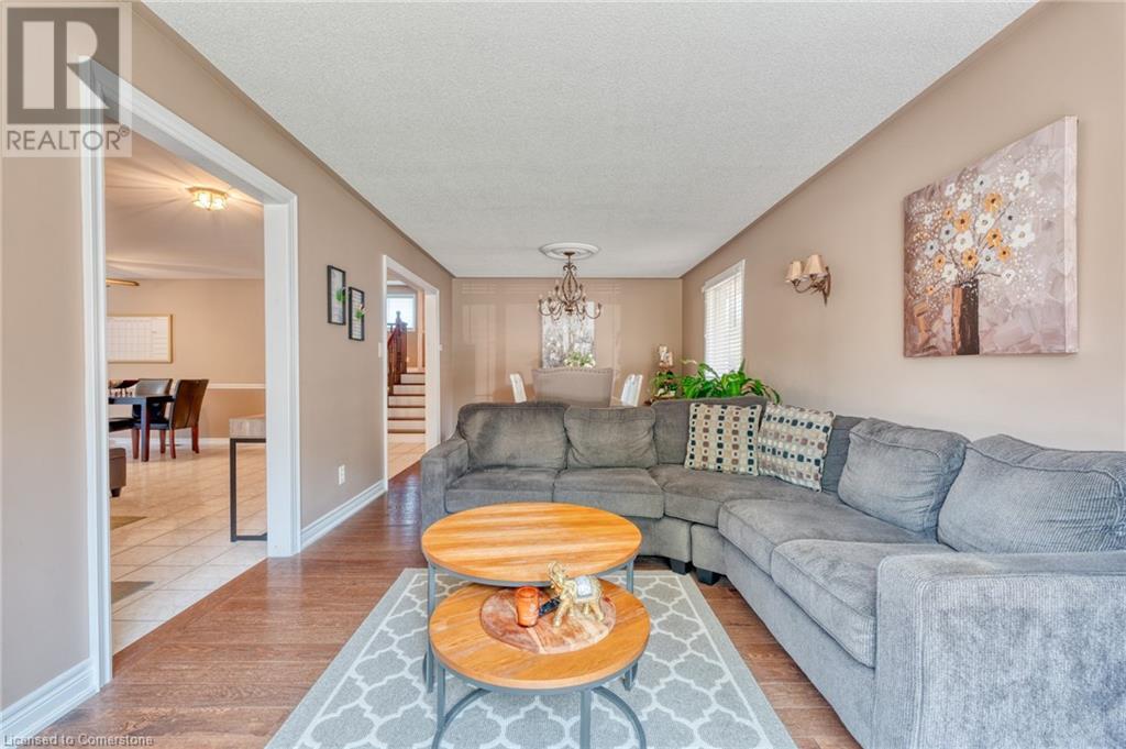 Photo 12 of 13 Loneoak Crescent, Stoney Creek ON