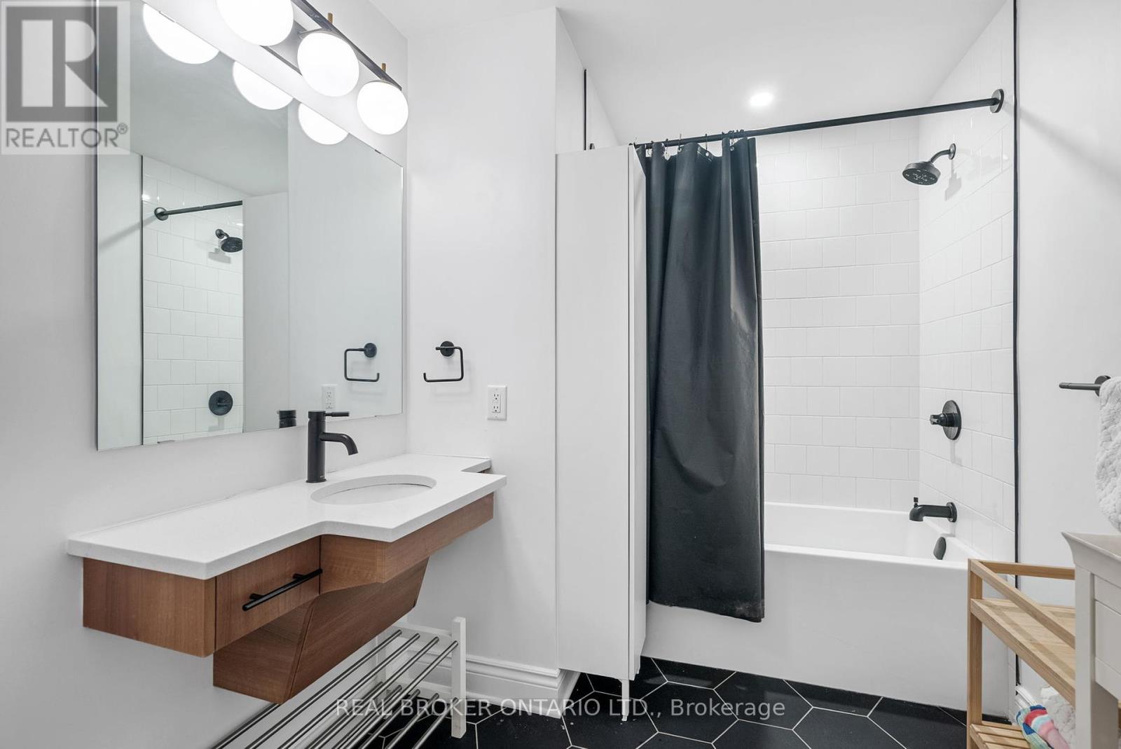 Photo 16 of 304 101 Pinhey Street, Ottawa ON