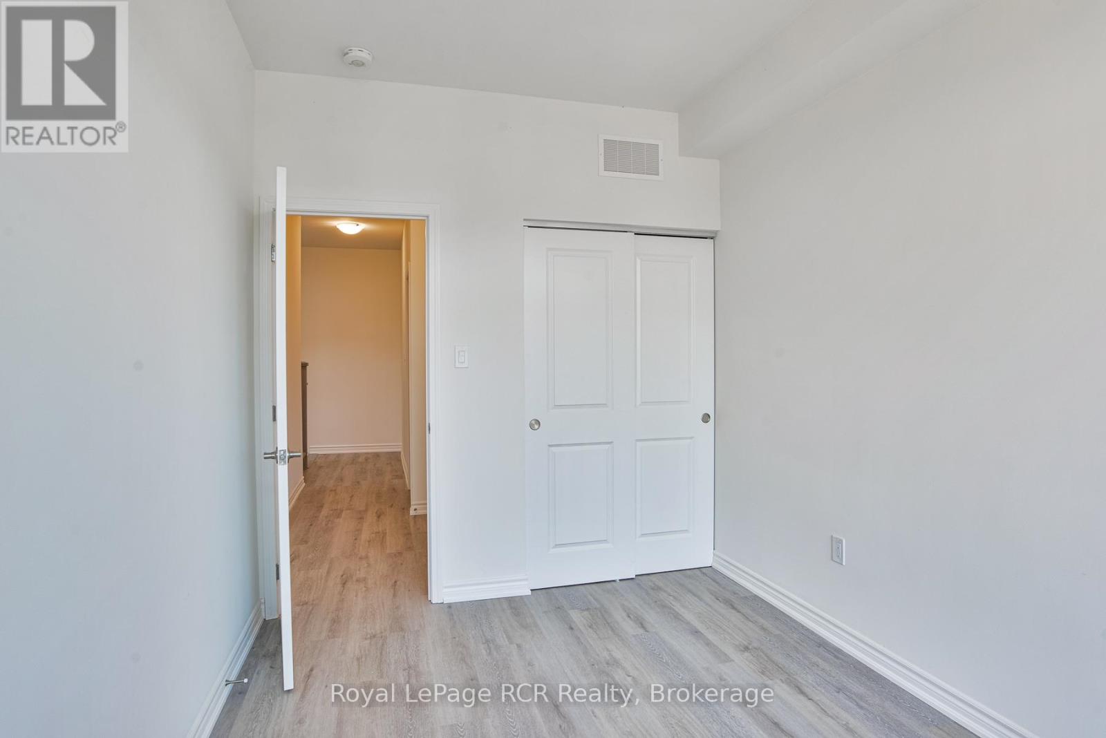 Photo 19 of 27 Wyn Wood Lane, Orillia ON