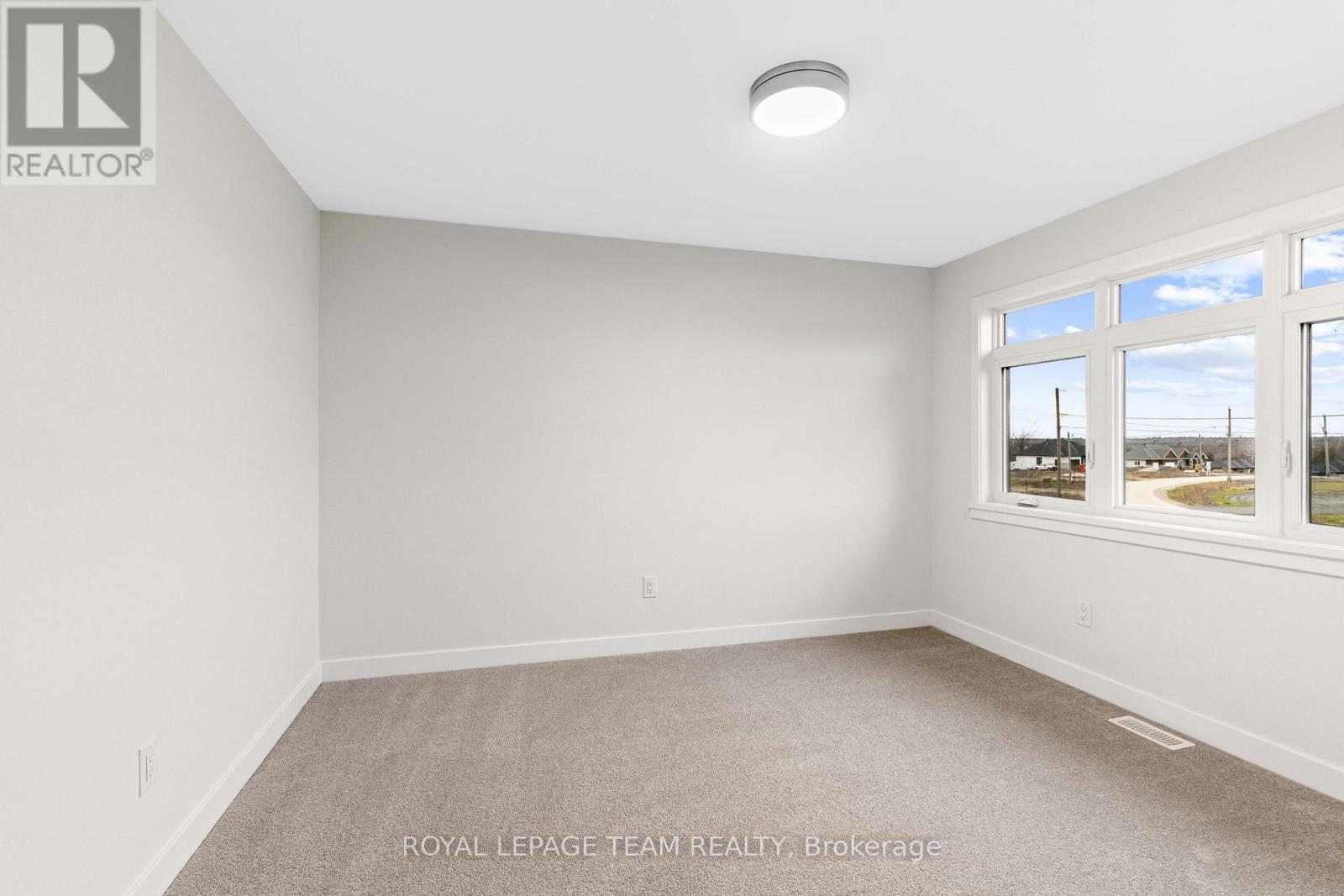 Photo 35 of 71 Hogan Drive, Mcnab Braeside ON