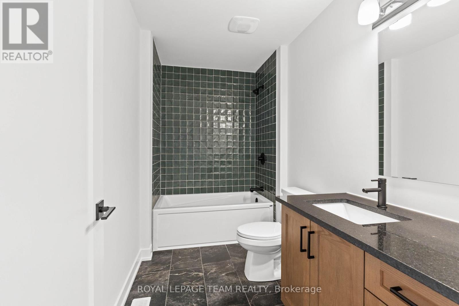 Photo 4 of 71 Hogan Drive, Mcnab Braeside ON