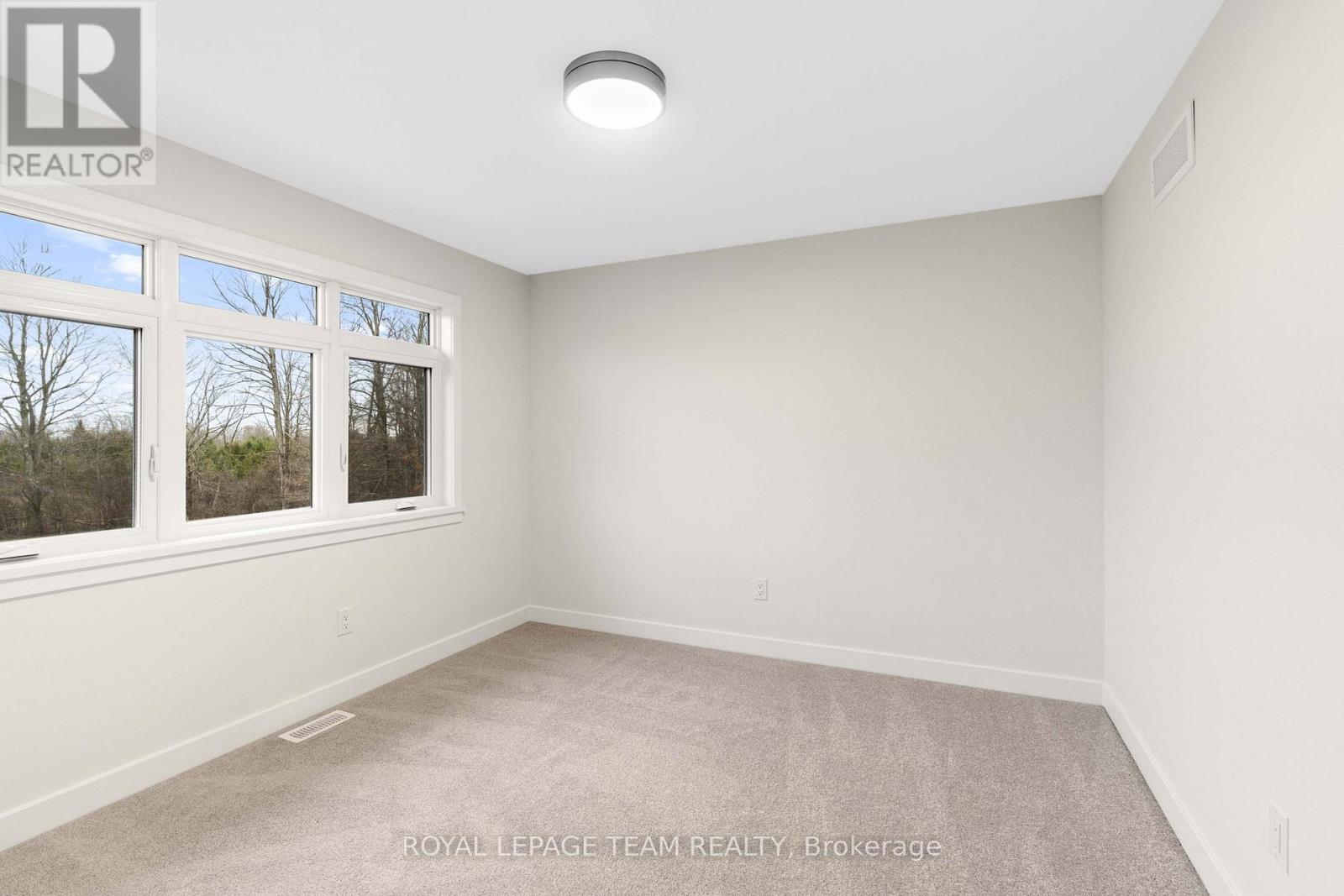 Photo 15 of 71 Hogan Drive, Mcnab Braeside ON