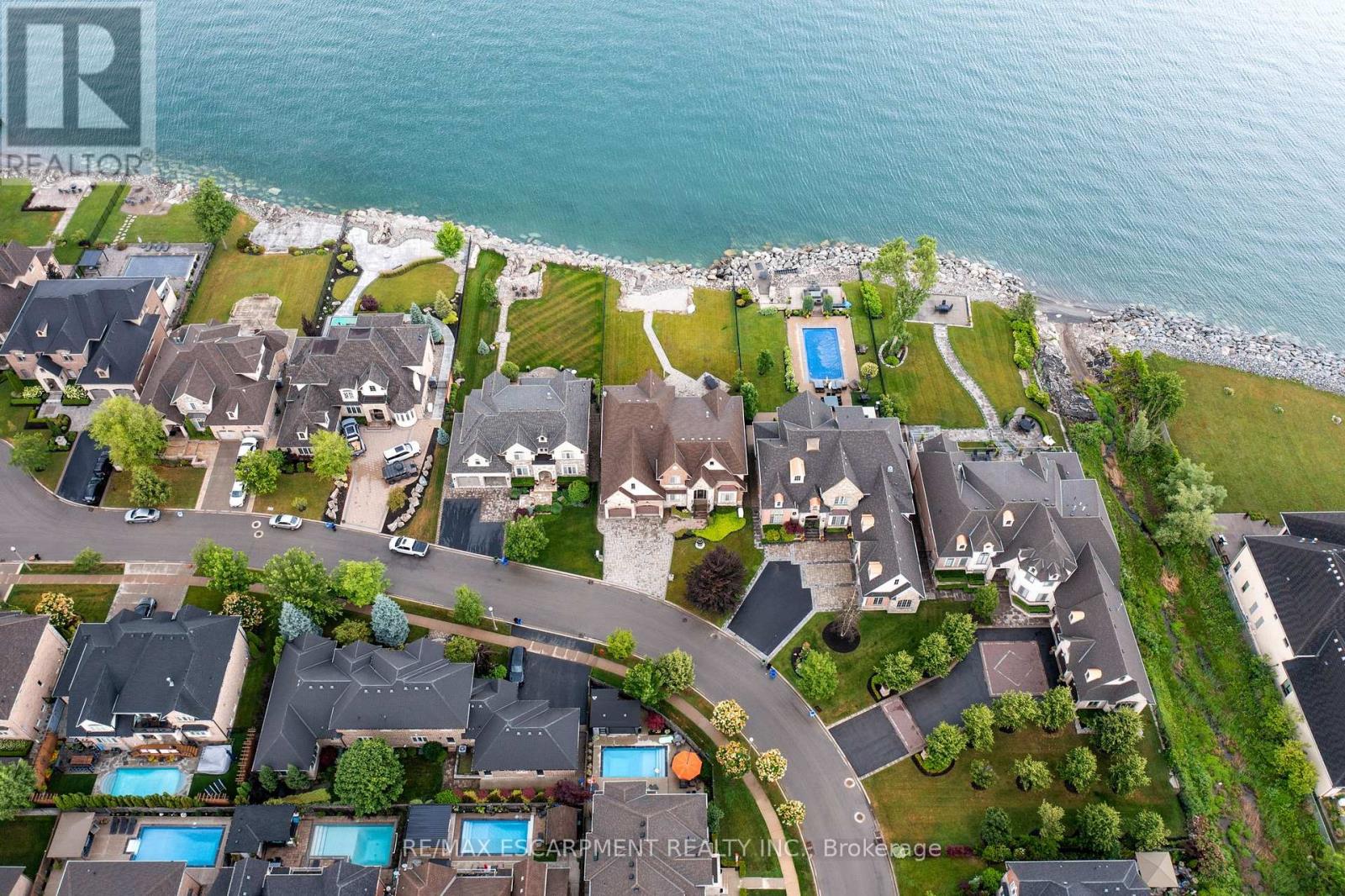 Photo 3 of 56 Aquamarine Drive, Hamilton ON