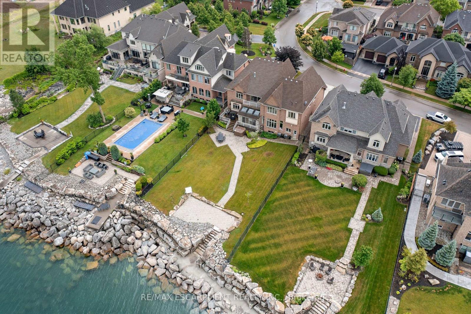 Photo 17 of 56 Aquamarine Drive, Hamilton ON