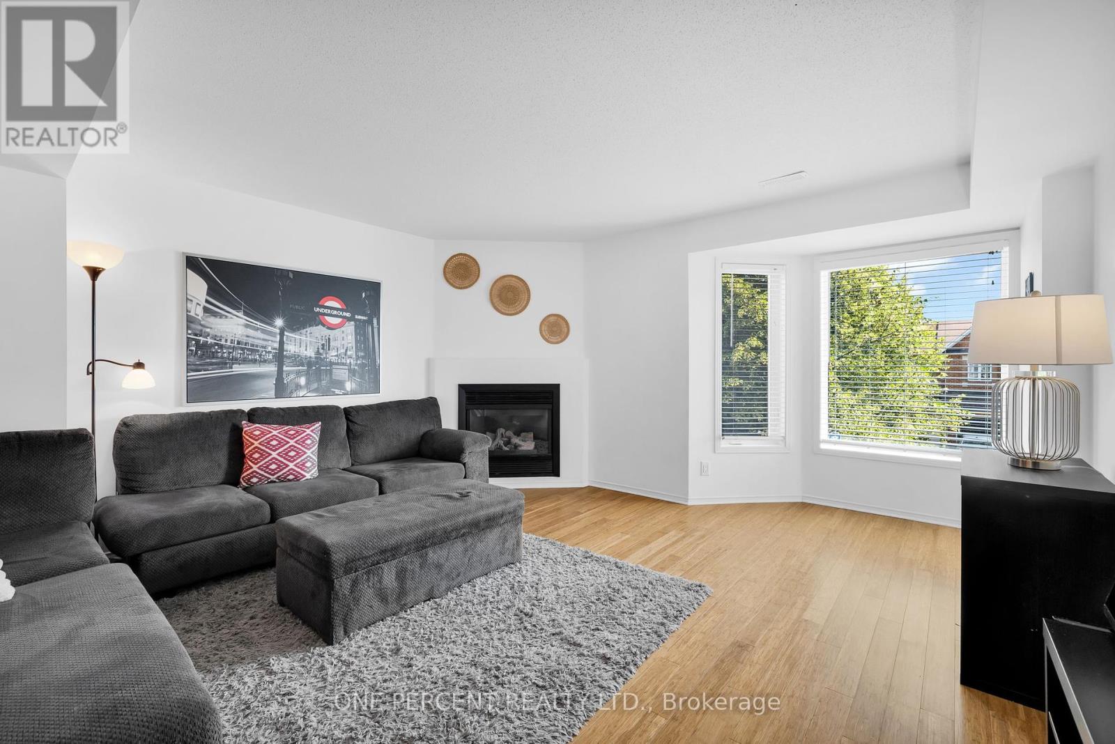Photo 5 of 3 250 Cresthaven Drive, Ottawa ON