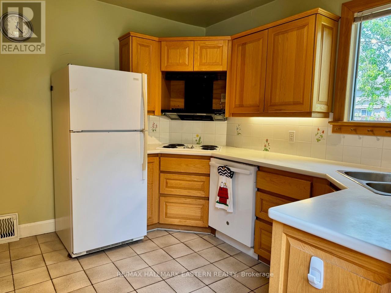 Photo 6 of 232 Munroe Avenue, Peterborough ON