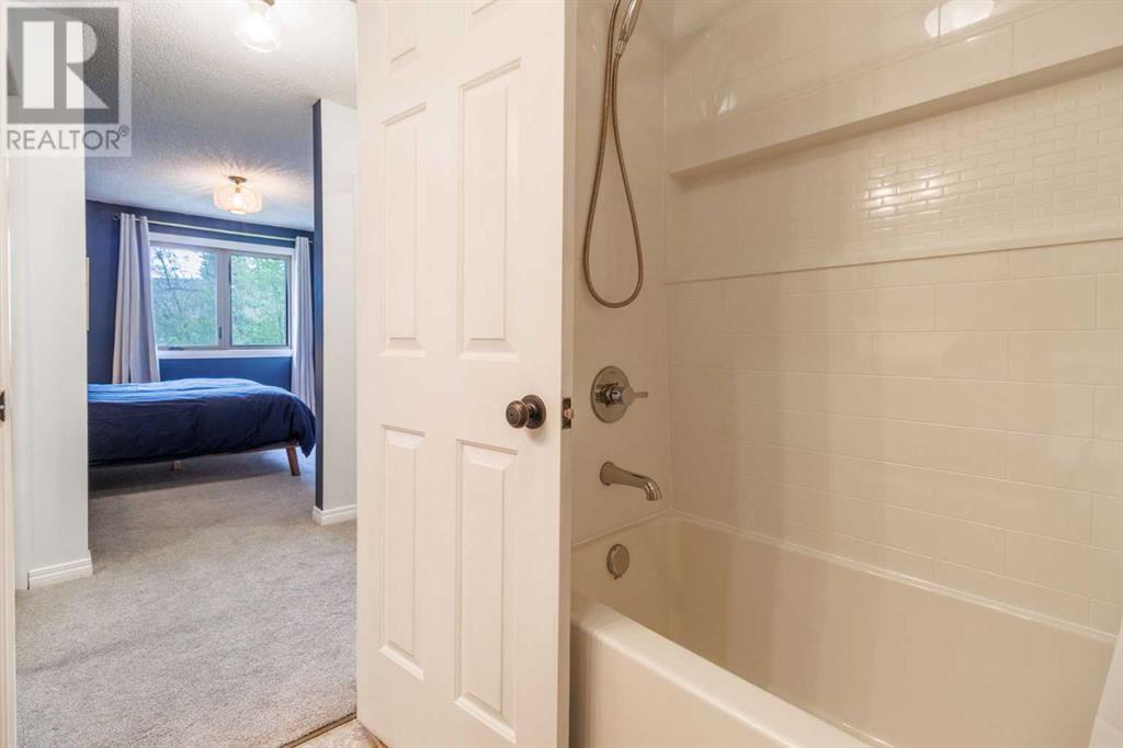 Single Family House 4 Level for Sale in  Glamis Terrace SW Glamorgan Calgary 