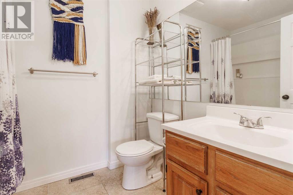 Single Family House 4 Level for Sale in  Glamis Terrace SW Glamorgan Calgary 