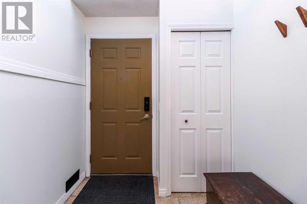 Single Family House 4 Level for Sale in  Glamis Terrace SW Glamorgan Calgary 