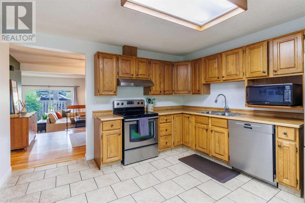 Single Family House 4 Level for Sale in  Glamis Terrace SW Glamorgan Calgary 