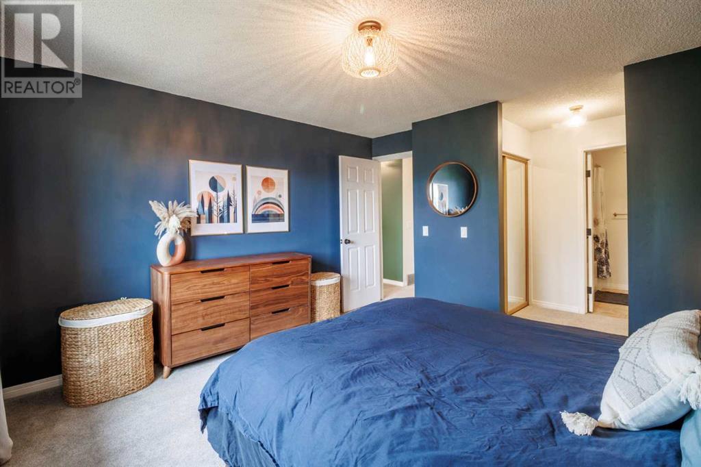 Single Family House 4 Level for Sale in  Glamis Terrace SW Glamorgan Calgary 