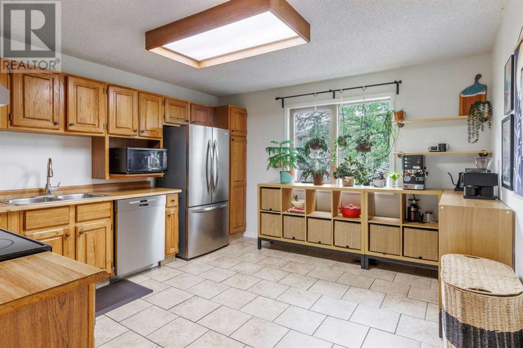 Single Family House 4 Level for Sale in  Glamis Terrace SW Glamorgan Calgary 